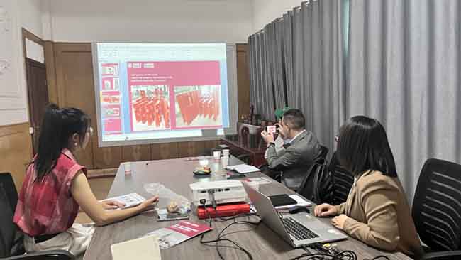 Pelanggan Asia berkunjung