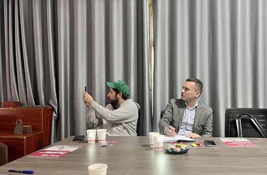 Pelanggan Asia mengunjungi dan memeriksa proses produksi blow bar