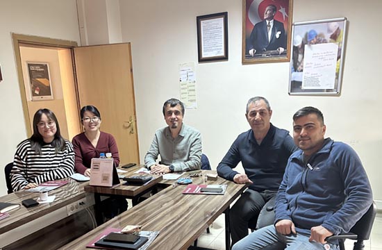 Mengunjungi pabrik pelanggan Turki